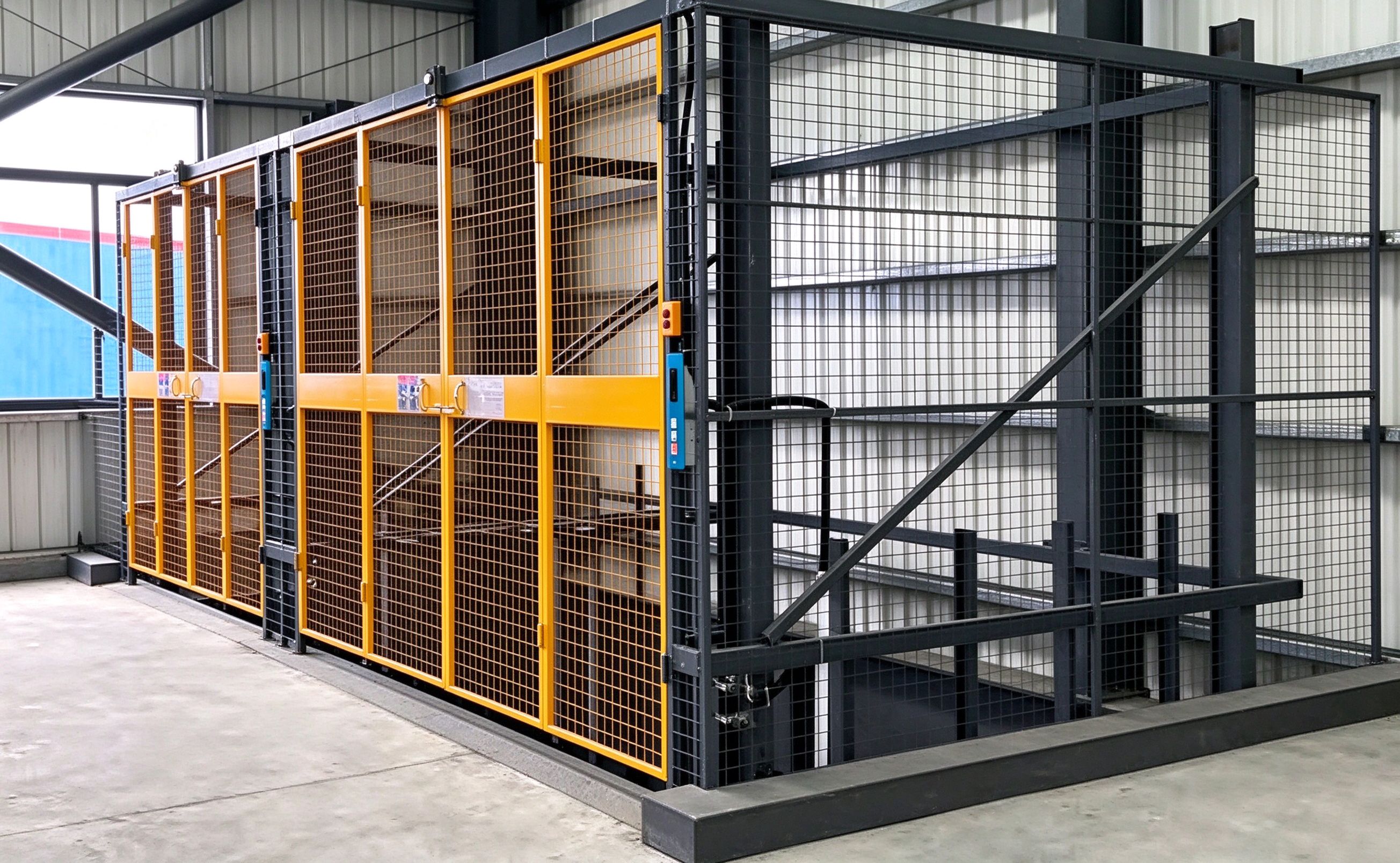 Scissor lift versus rail-guided lift